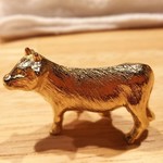 肉山 静岡 - 箸置きも牛。店内のあちこちに牛