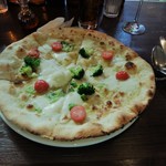 モッツァレラチーズ、アンチョビ、ブロッコリー、トマトのピッツァ