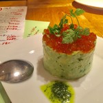 表参道ワイン食堂Den - プリプリ海老とアボカドのタルタル680円