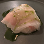 ヴェーナ - ●カブと河豚の前菜
                                カブのスライスの下にはトラフグのカルパッチョで包んだ生カブ&テッピとフグの煮凍り。カブとカブの葉っぱで作ったソースでいただく。