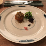 ヴェーナ - ●お肉の前菜
      鹿のロースカツの秋トリュフのせ。
      薬味は林檎の皮とお塩、名前胡椒、林檎のキャラミリゼ。
      クレソンとルッコラのおひたし。