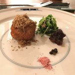 ヴェーナ - ●お肉の前菜
                                鹿のロースカツの秋トリュフのせ。
                                薬味は林檎の皮とお塩、名前胡椒、林檎のキャラミリゼ。
                                クレソンとルッコラのおひたし。
