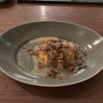 ヴェーナ - ●タリオリーニパスタ
      アルバ産白トリュフのせ。
      シンプルなバターとチーズのソース。