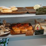 Pere mere - 冷蔵スペースにはサンドイッチの他に、
                        バターを挟んだフランスパンや、クリーム系のパンが(*^^*)