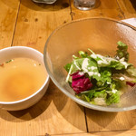 ワイン食堂 ガブガブ - ランチのサラダとコンソメスープ