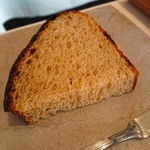 L'ardoise - 全粒粉パン。トーストしてあり外のカリッと感と中のフワっと感と(^^)