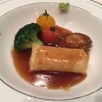 中国料理 梨杏 - 蒸し蝦夷鮑と湯葉のオイスターソース
                  山葵添え