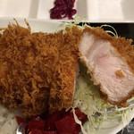 とんかつ 椛 - 分厚く見事な火の通し加減