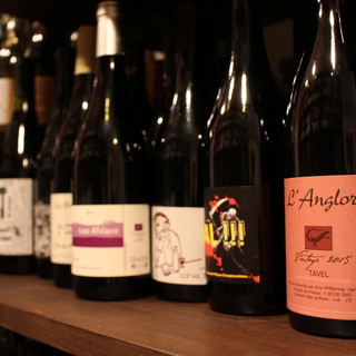 Enjoy the world's trending natural wines with a wealth of knowledge