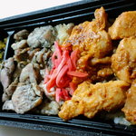 吉野鶏めし保存会 - 2種の鶏、手前タンドリーチキン。