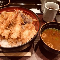 天ぷら ひさご - 天丼 980円
                赤だし、サラダ、香の物がついてます。