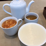 チャイニーズテーブル胡同 - スープ、粥は食べ放題です。
            あったかい烏龍茶。