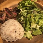 ジャパナイズゲストハウス&バー - 牧草牛のランプ肉ステーキ