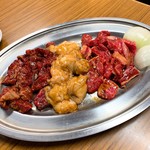 大門 - 左：ハラミ　中：ホルモン　右：カルビ。。。お気に入り3種盛り♬