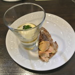 アキヒサ ハンダ - 真狩産オレンジカリフラワーのヴルーテ　フランスロザック産フォアグラのパテ