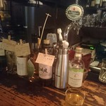 チョト・ハイル・ナッツ - 店内カウンターとワイルドターキー。