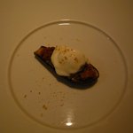 タニーチャ - 前菜３：小茄子のオープン焼きwithラグーソースとモッツァレラチーズ(2011.10)