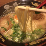 とんこつらーめん 黒竜 - 細麺です