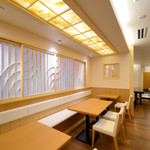 Sobadokoro Nagaoka Kojimaya - １階は明るくゆったりとしたテーブルをご用意。