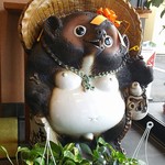 清水屋 和食うなぎ宴会 - 玉隠して竿隠さぬ信楽焼の狸