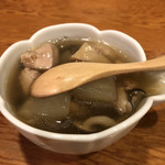 Sakanadokoro Jizakedokoro Kuraun - お通しの鶏と冬瓜の煮物