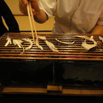 柚木元 - 炭火に銅の網で店主自ら焼いてくれます