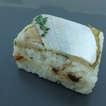 これがうまいんじゃ大津屋 - 小鯛押し寿司250円