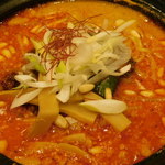 リー タン タン カフェ - 土鍋煮込み担担麺のアップ