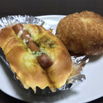 粉とクリーム - 充実の朝食。
      惣菜パソはカレーかウインナーにかぎる！