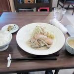 ANCRE - 暫く待つと注文した鶏の焦がしバター焼きランチ１０８０円の出来上がりです。
                        
                        ランチのご飯は土鍋炊きのご飯です。