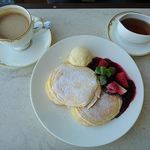 テラスラウンジ - パンケーキ（バニラアイスクリームとベリーのコンポート添え）　2018.12