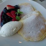 パンケーキ（マスカルポーネチーズのクリームとブルーベリーソース添え）　2018.12