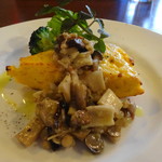 ウィウィ - 自家製ベーコンとキノコのソースのオムレツ