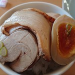 らぁ麺屋まるみ - チャーシュー・たまごオンザ・ライス
