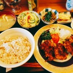 たけ美 - ★★★★マグロカツ定食 1080円 高級感があり、とても美味しかった。玄米が選べるのもいい。テーブルにふりかけがあるのも嬉しい。