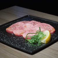 焼肉SEJONG 錦店 - 『上タン』¥1,780円
                塩味がしっかり効いています。
                普通のオススメのタンはちょっと薄切りすぎるので
                上塩タンのほうがいいかも。