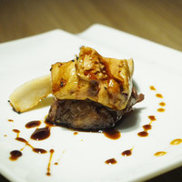 焼肉SEJONG 錦店 - フォアグラソースをかけて食べます。一口で食べると上に乗ってるフォアグラが溶けて下の赤身とかなり合います。