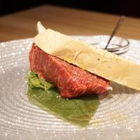 焼肉SEJONG 錦店 - 『ランプのフォアグラのせ』¥3,480円
                フォアグラと肉を一緒にやいて角切りにカットして一緒に食べます。この時店員さんが焼いてくれます。