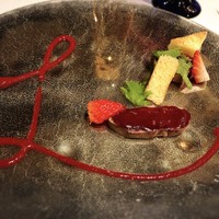 ルッチコーレ - フォアグラとベリーのL。Lというのは何なのか説明はなかったですが、この盛り付けなのかしら？