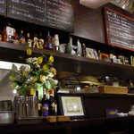 カウンター席あたりはこんな感じ。