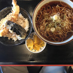 海鮮居酒屋 しろくじら - かけそばと天丼。
      税抜800円。
      美味し。