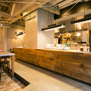 Features a large open kitchen ◎ A fashionable cafe similar to what you would find in New York