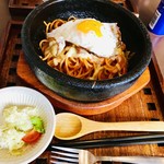 ウェイク カフェ - 「昔風ナポリタンスパゲッティ」は石鍋で提供されて熱々です。