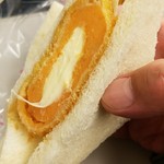 サンドイッチハウス メルヘン - 無造作にサンドイッチを取り出すと、チーズが伸びた！！