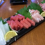 きっちん・うさぎ - お刺身盛合せ「赤イカ・中トロ・ぶりトロ・ぶり」