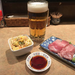 恵美寿屋 - 生ビールに中とろ切りおとし造り、ポテトサラダ