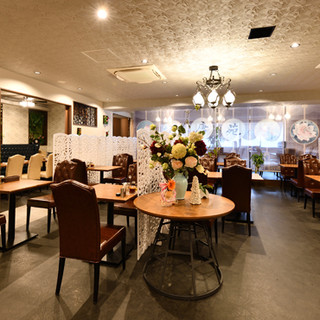 Large banquets are welcome♪ The spacious interior with 120 seats is decorated with authentic furniture.