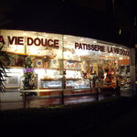 Patisserie LA VIE DOUCE - 靖国通り歩道から店内を望む