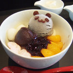あんみつ ちぃの - 黒ゴマアイスパンダ(520円)+白玉(100円)+クリームチーズ(50円)+カシスジャム(40円)+みかん増量(30円)
