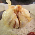 わらじ 大宮店 - にんにく丸揚げ